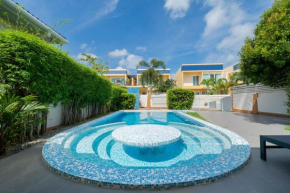 Family 3BR Villa Platinum, Private Pool, Gated Residence, in middle of Naiharn and Rawai Beach